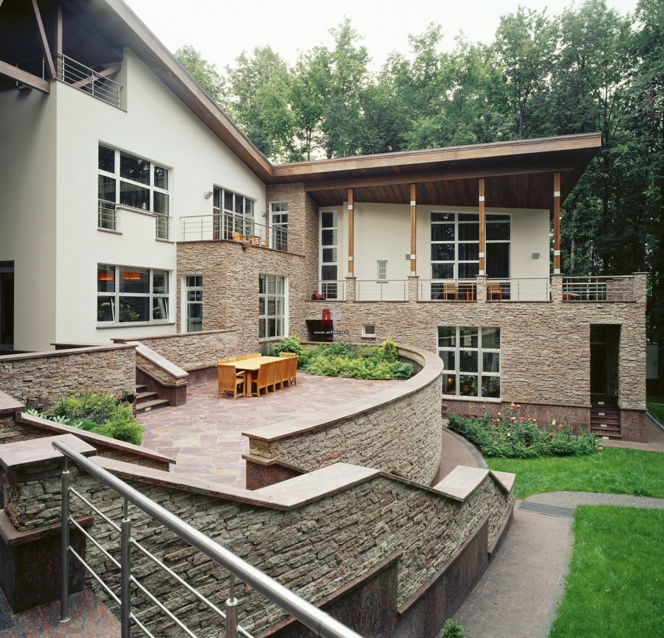 Дом на склоне с террасой