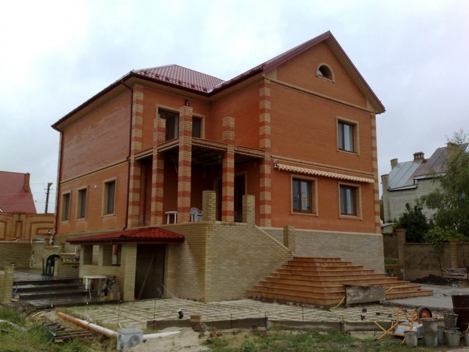 Частный дом на высоком фундаменте