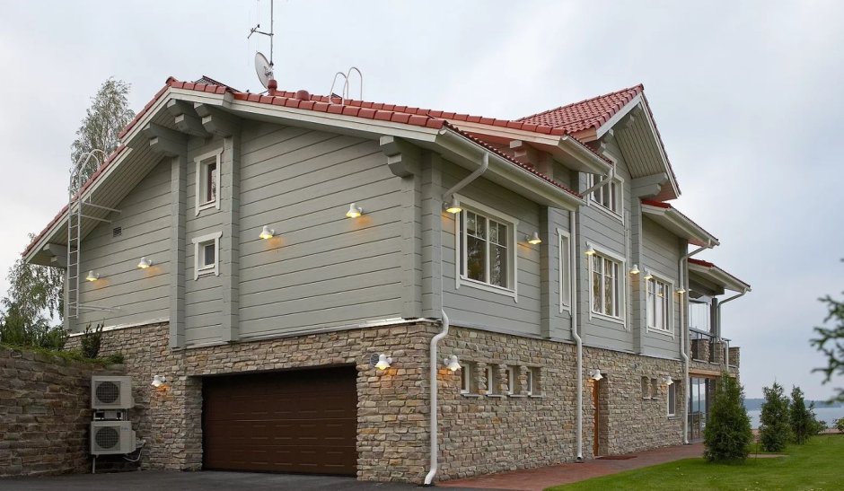 Дом с высоким цоколем