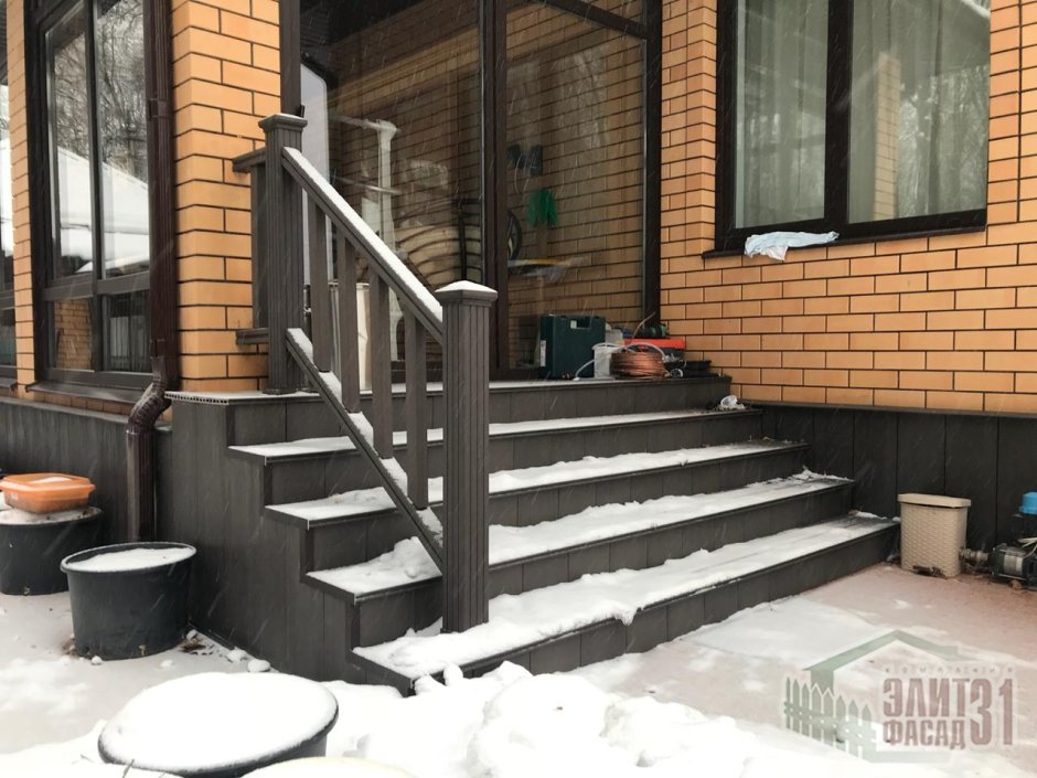 Крыльцо в частном доме с высоким цоколем