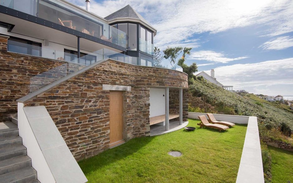 Дом на участке с уклоном