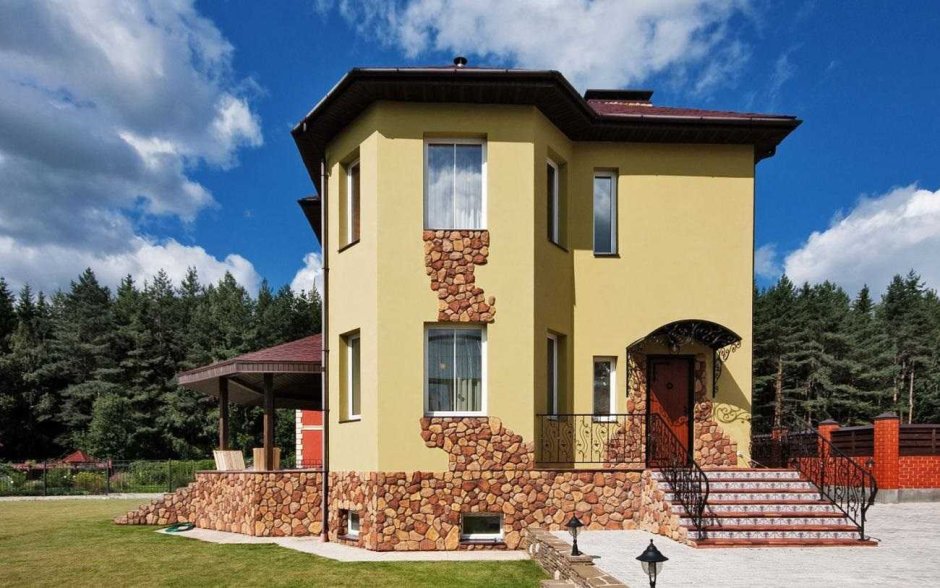 Фасад дома с цокольным этажом