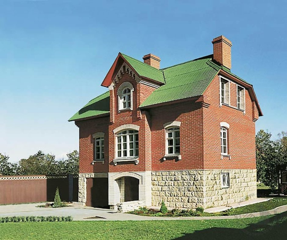 Кирпичный дом с зеленой крышей