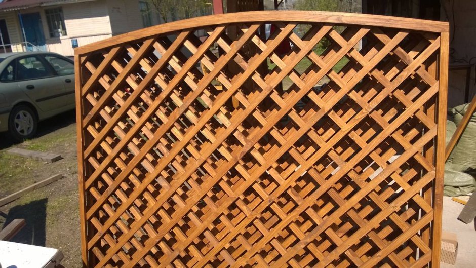 Деревянная решетка для беседки