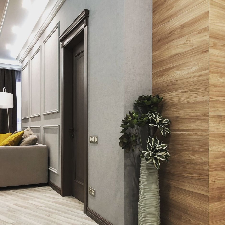 Стены в прихожей