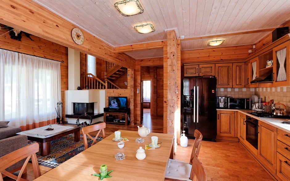 Кухонный гарнитур в доме из бруса