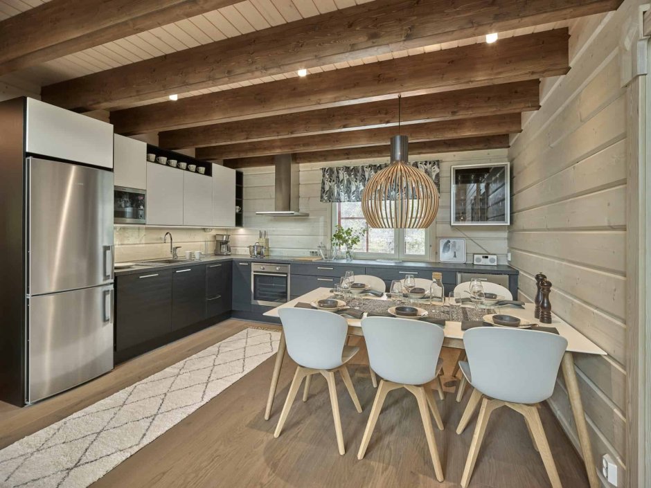 Интерьер кухни в доме из клееного бруса