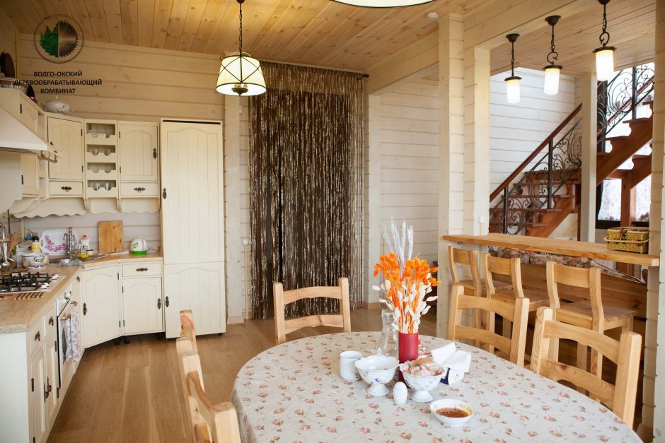 Гостиная столовая в деревянном доме