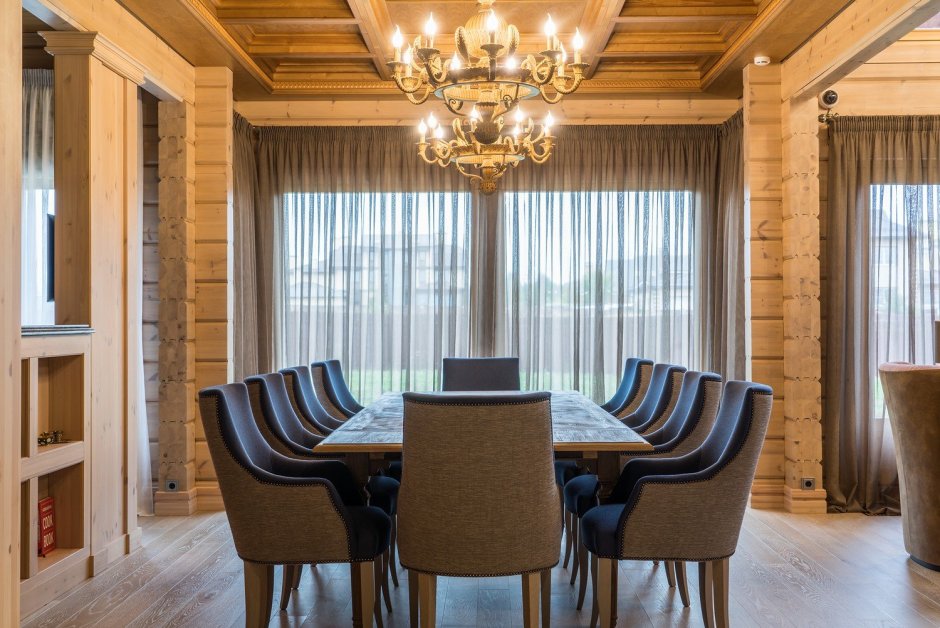 Интерьер кухни в доме из клееного бруса