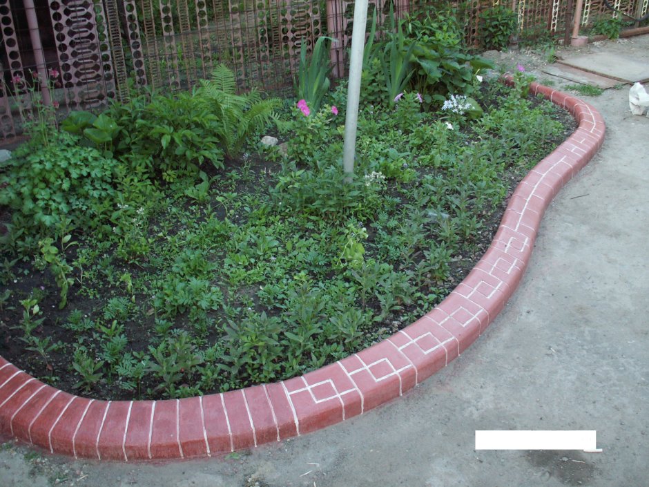 Бордюр из кирпича для клумбы