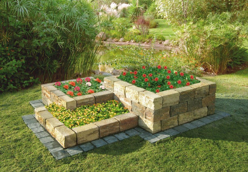 Высокие клумбы из кирпича