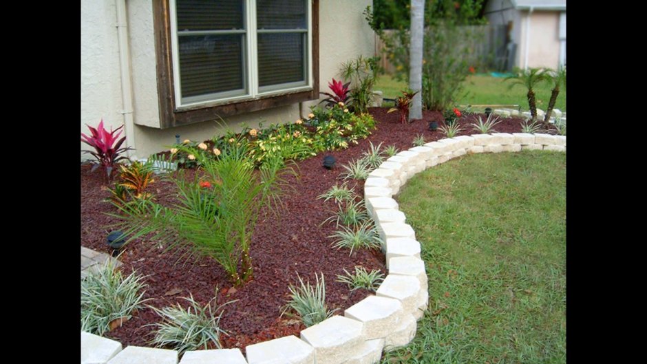 Клумба из кирпича