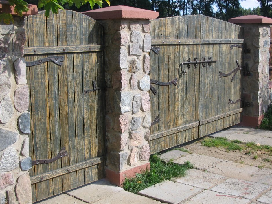 Каменный забор с деревянными воротами