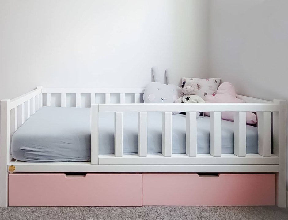 Широкая детская кроватка с бортиками