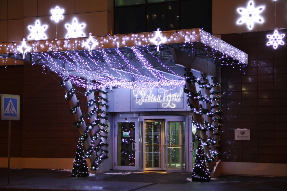 Украшение входной двери на новый год