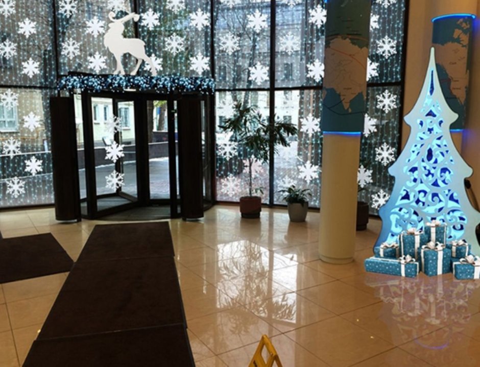 Новогоднее украшение входной группы магазина