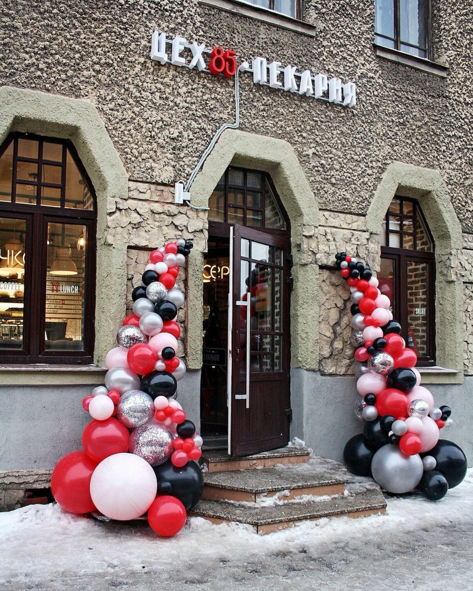 Новогоднее украшение фасада магазина