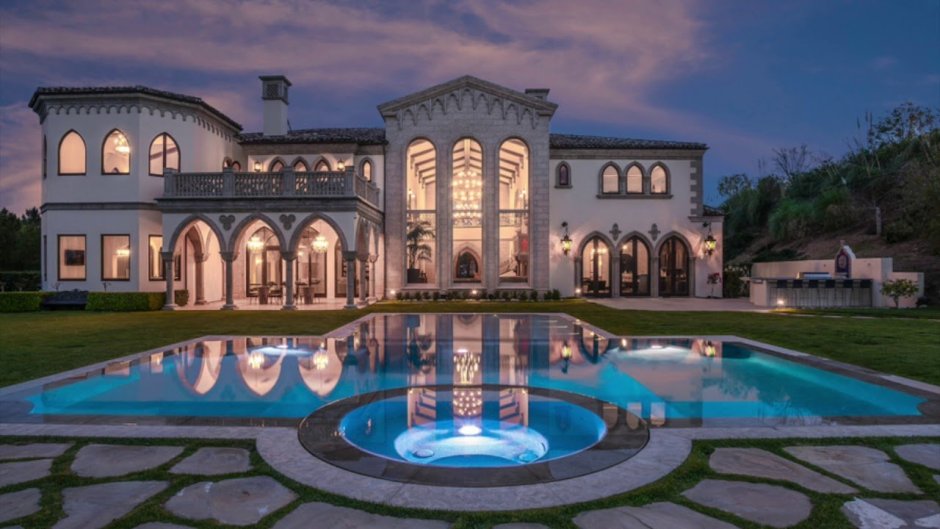 Двухэтажный дом с бассейном