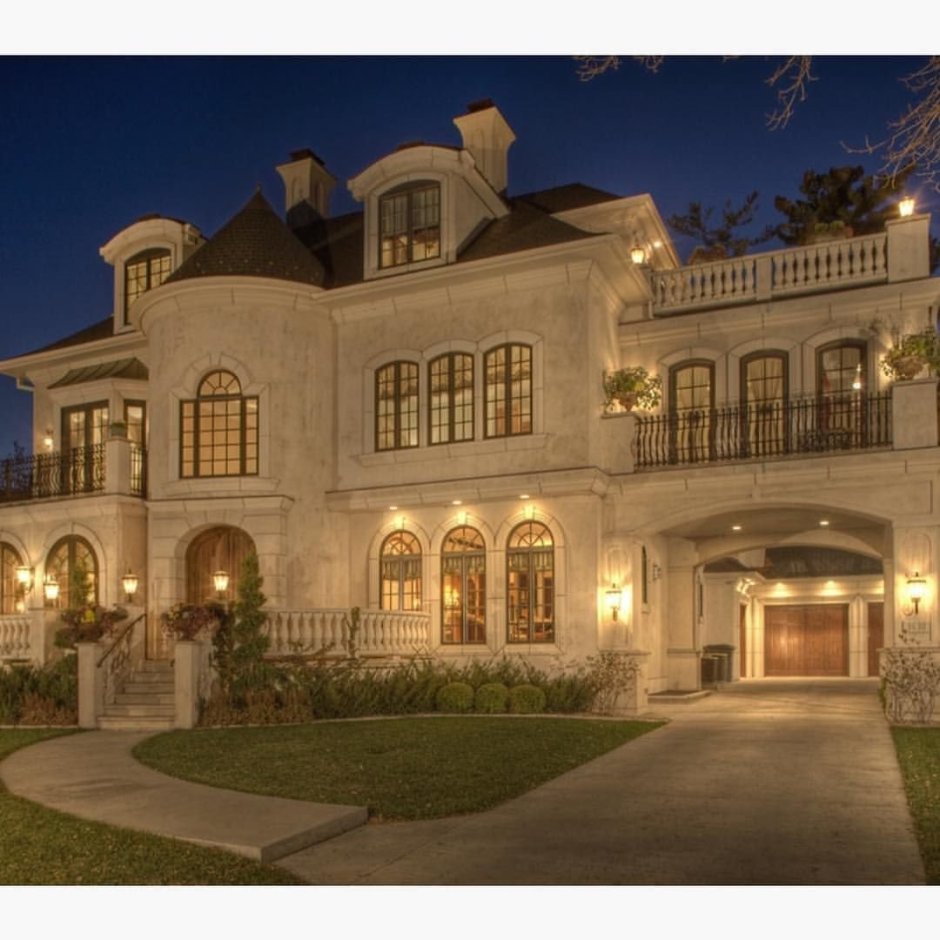 Красивые двухэтажные коттеджи