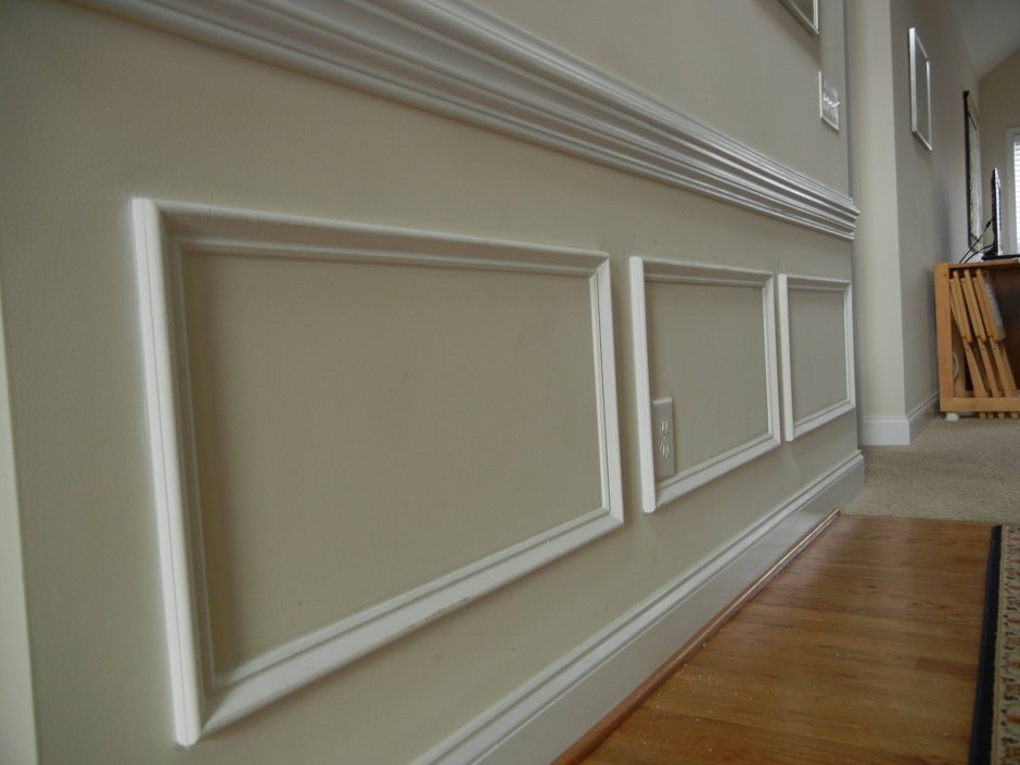 Белые стены молдинг снизу