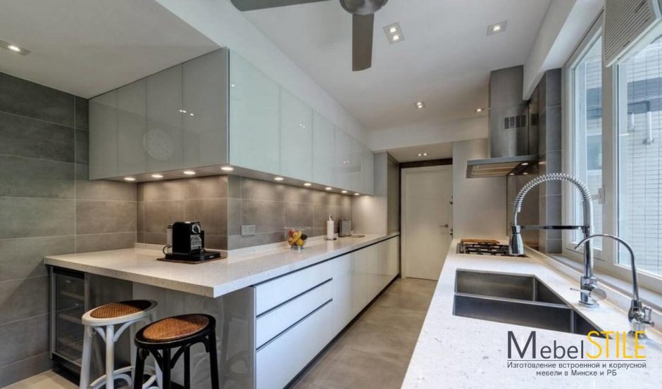 Белый мрамор в интерьере кухни