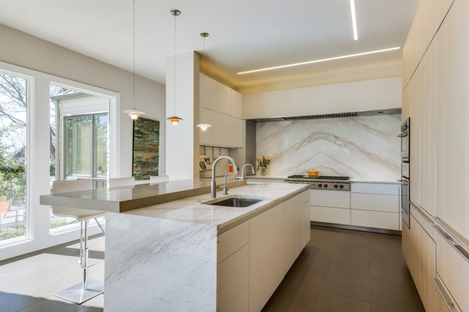 Белая кухня с мраморным полом
