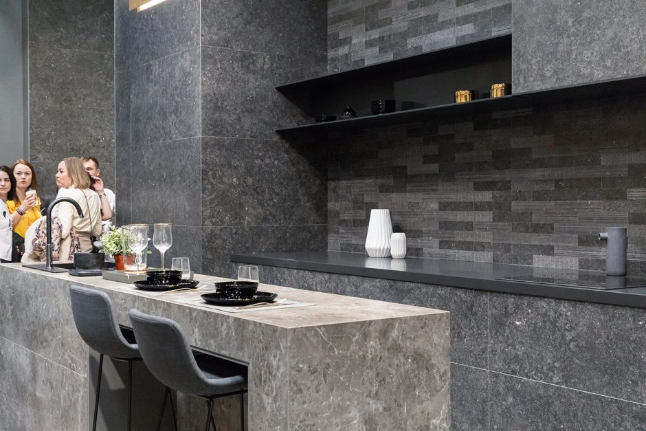 Зеркальная плитка в обеденной зоне