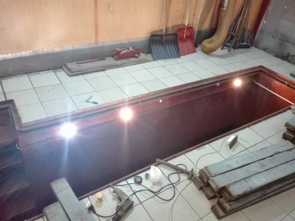 ВАЗ 2110 на смотровой яме