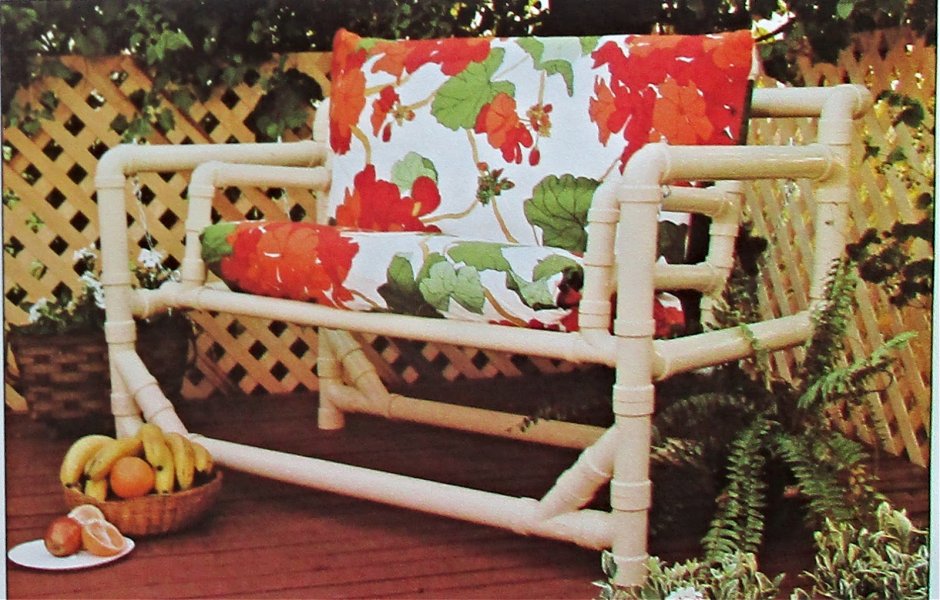 Скамейка из пластиковых труб