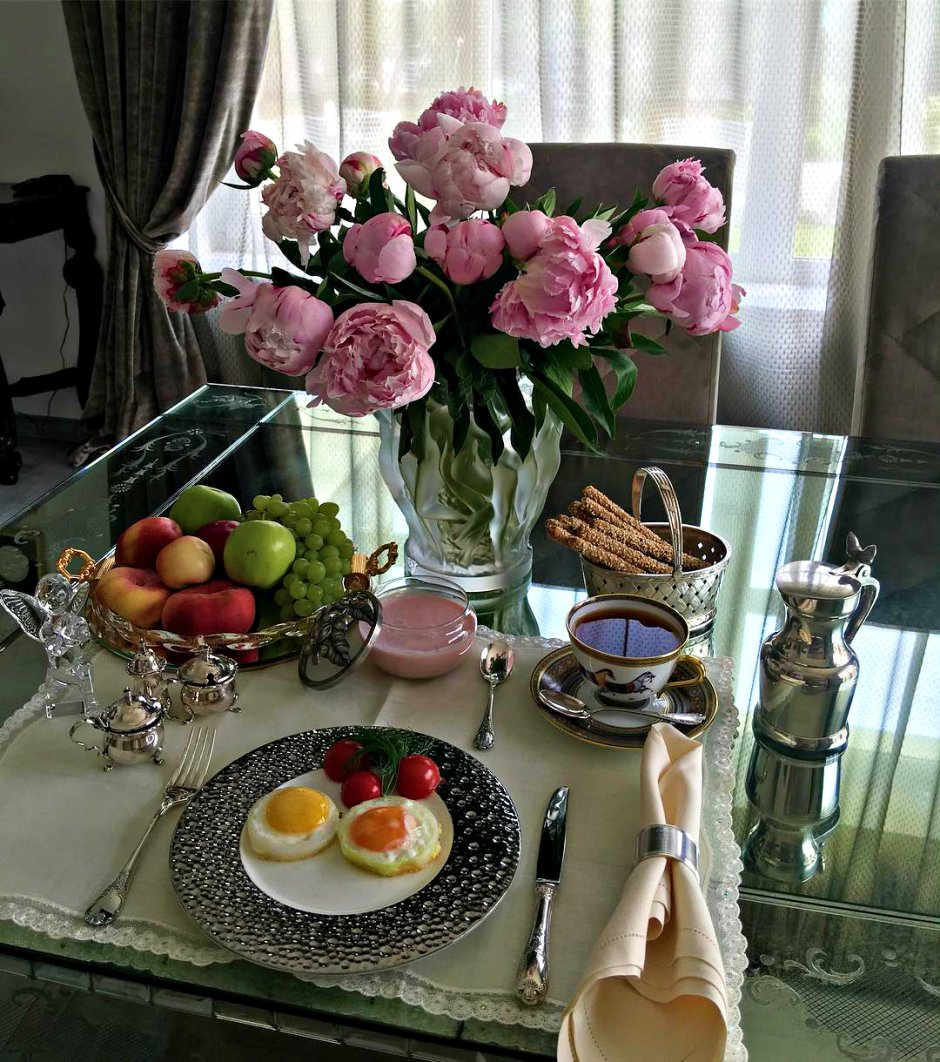 Современная декорация обеденного стола