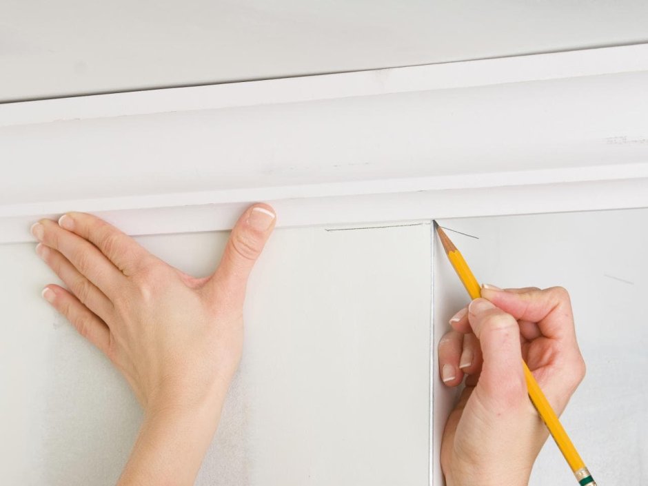 Монтаж потолочного плинтуса