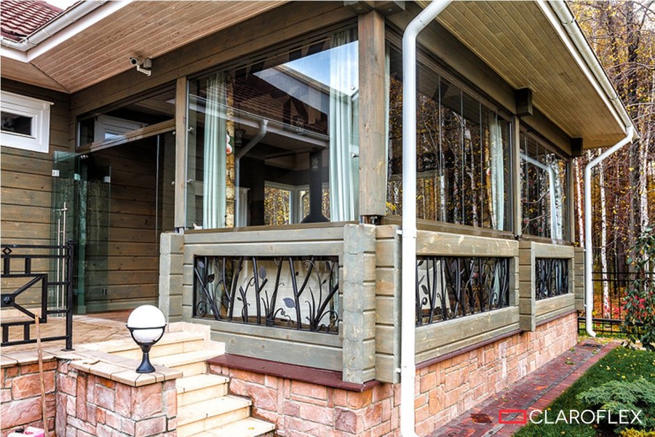 Небольшой навесной балкон