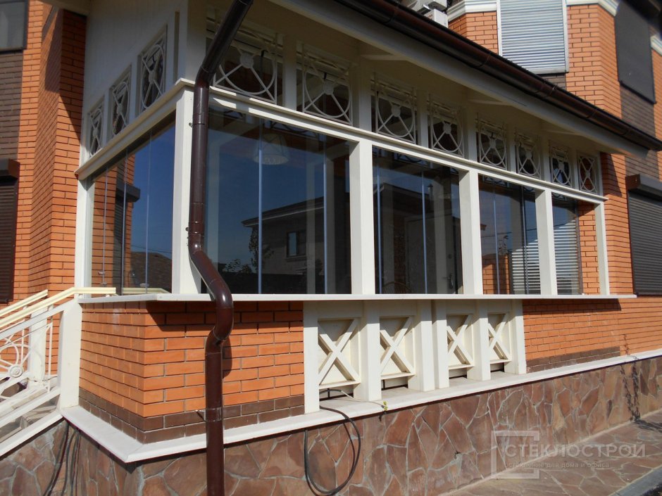 Козырек над балконом