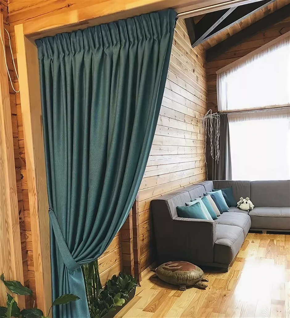Шторы в дверном проеме в деревянном доме