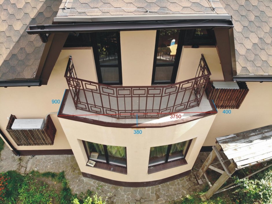 Застекленный балкон в частном доме