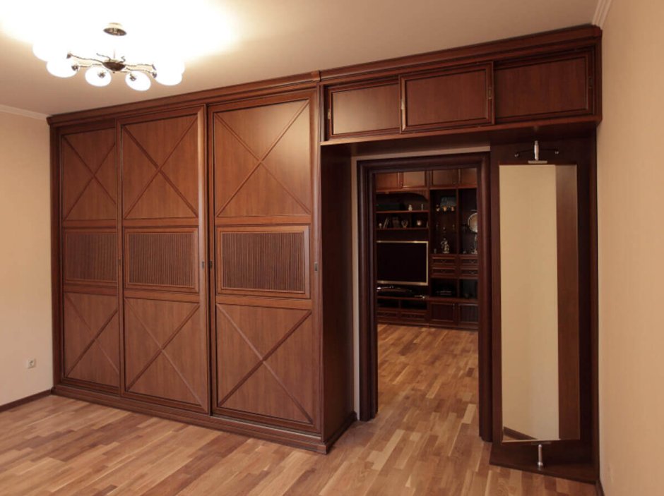 Угловая прихожая с антресолью над дверью