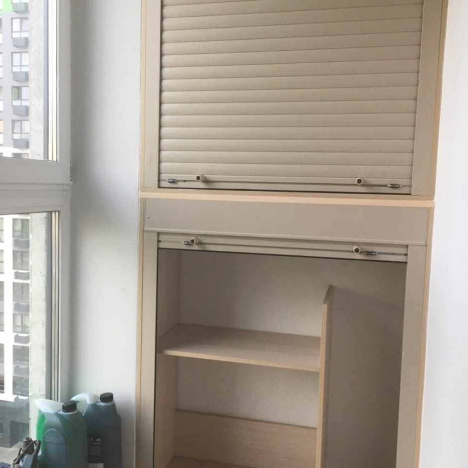 Стеллаж на балкон с рольставнями