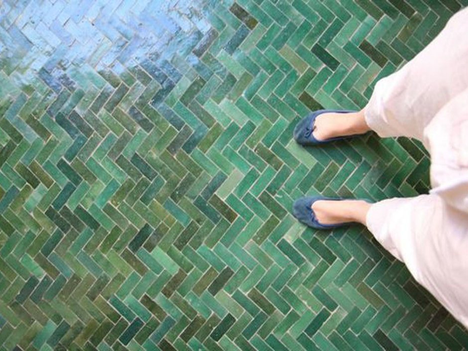 Зеленая плитка елочкой