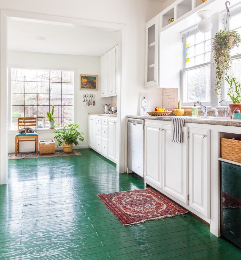Зеленый пол на кухне
