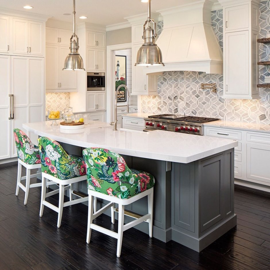 Кухня со столом посередине