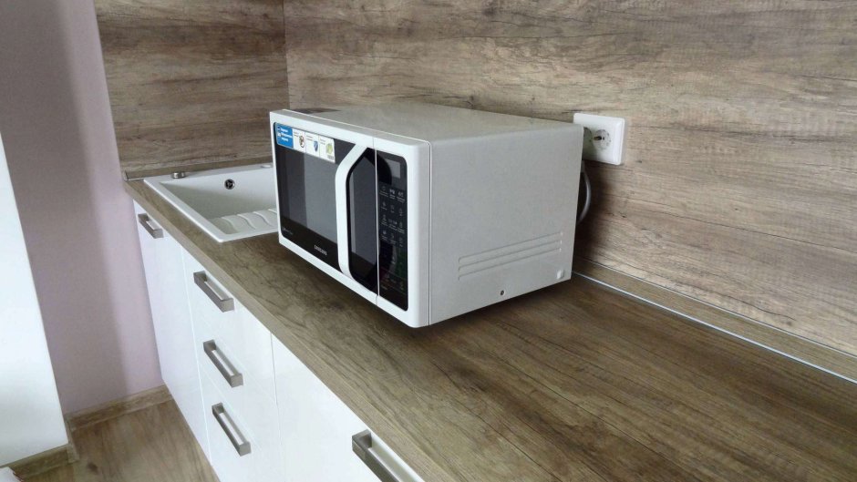 Шкаф для микроволновки на кухне