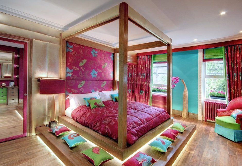 Детская комната с большой кроватью