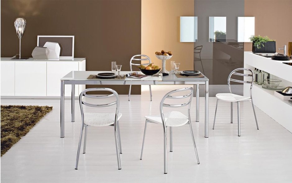 Стол и стулья обеденные из металла