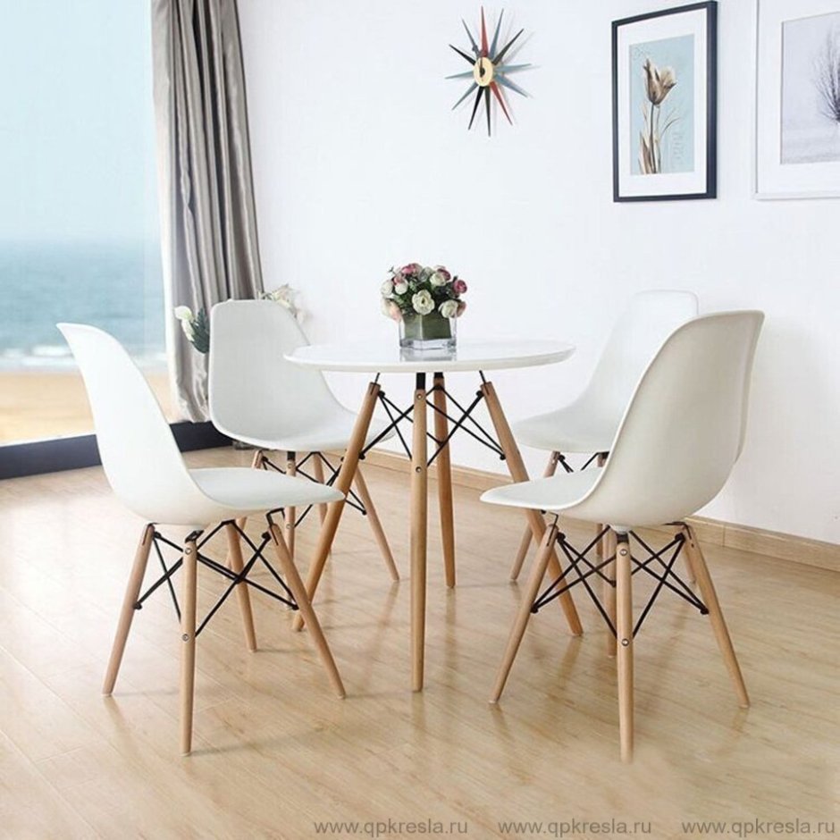 Круглый стол с разными стульями