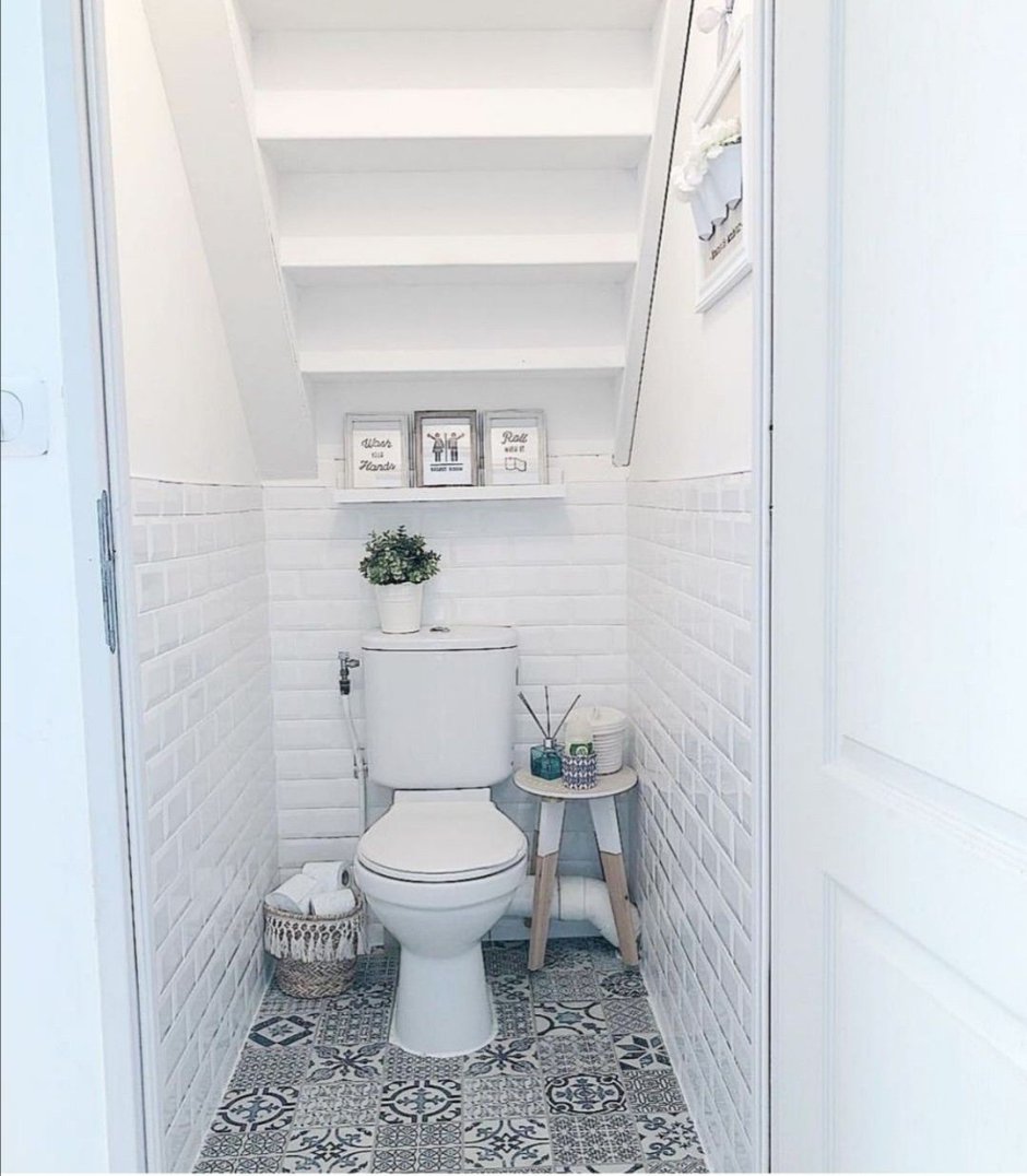 Туалет под лестницей