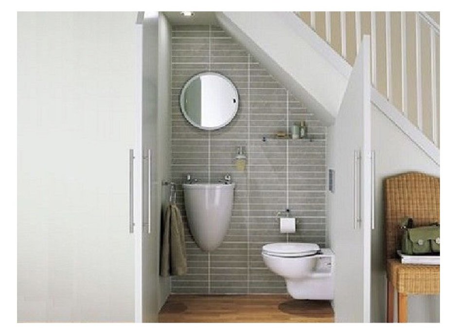 Санузел под лестницей