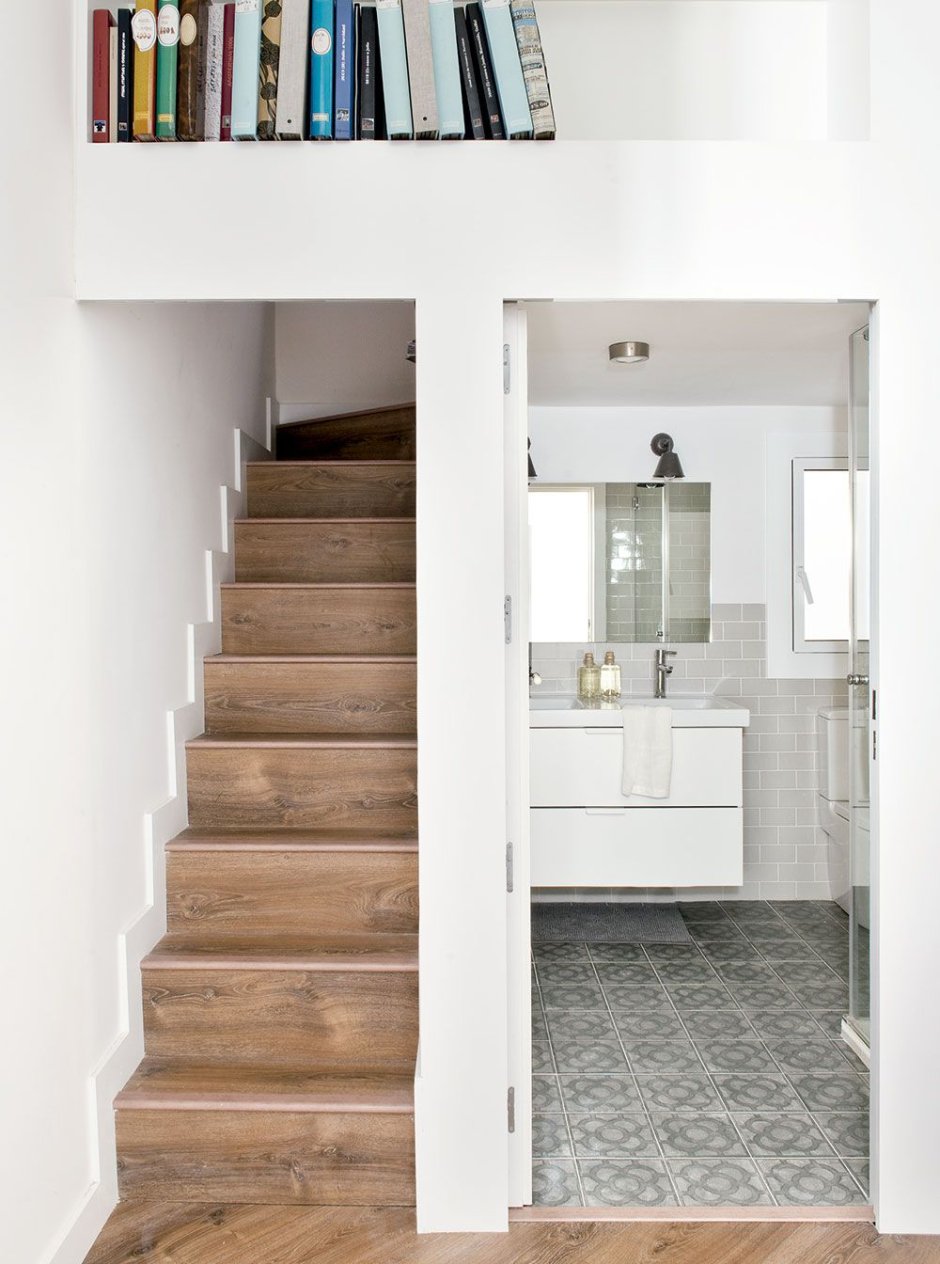 Санузел под лестницей