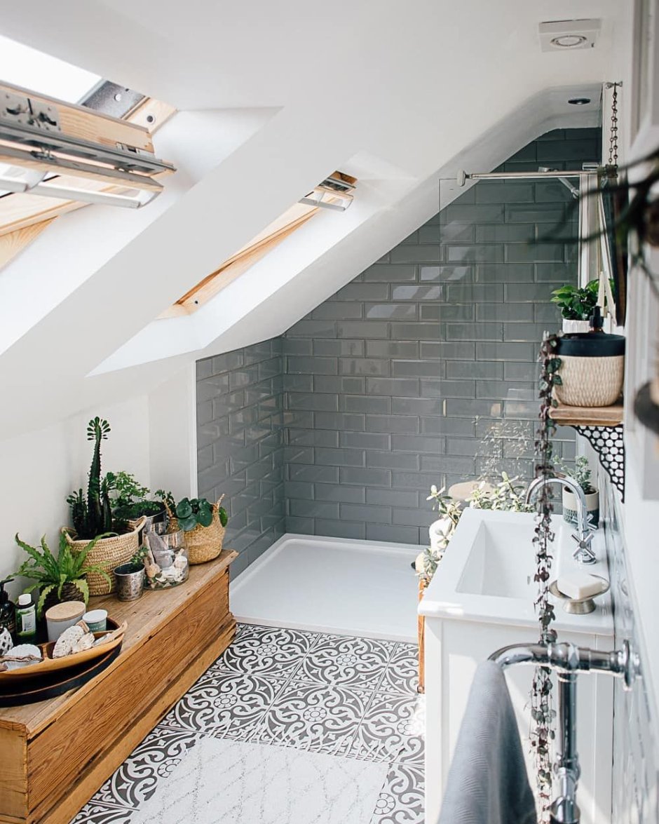 Кухонные шкафы под лестницей