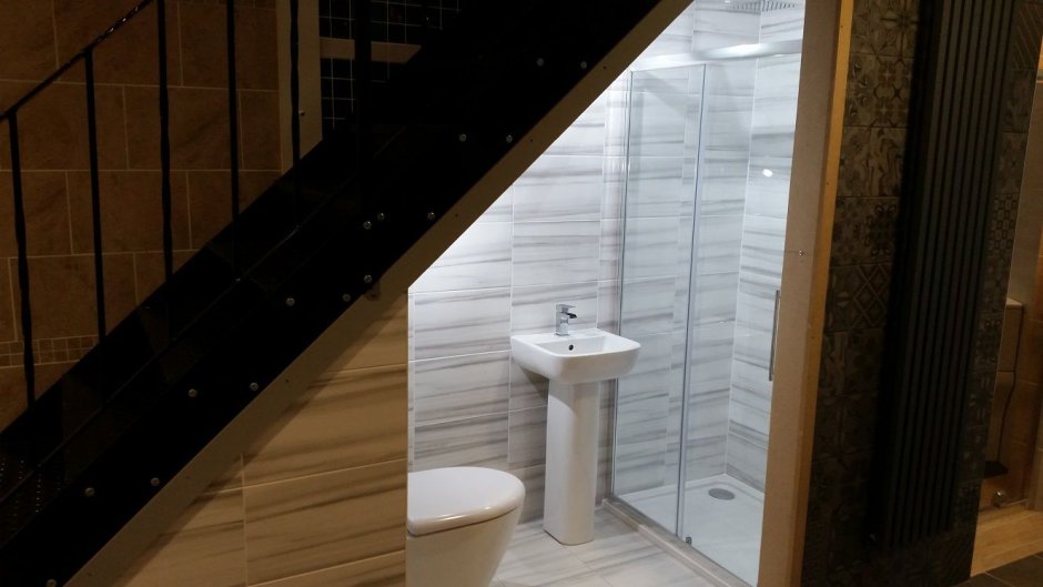 Белая деревянная лестница в деревянном доме