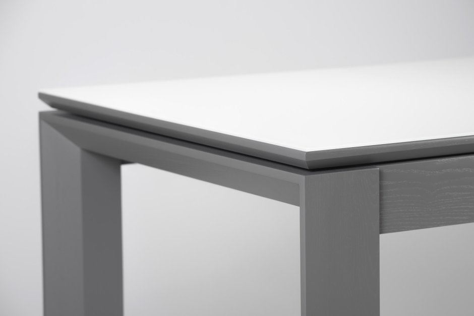 Белый стол с серыми ножками